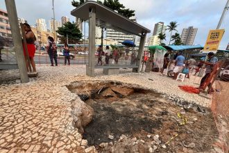 calcada-cede-e-quatro-pessoas-sao-“engolidas”-por-buraco-em-ponto-de-onibus-de-salvador