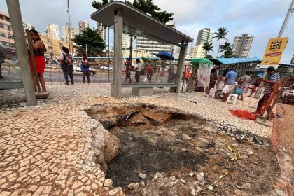 calcada-cede-e-quatro-pessoas-sao-“engolidas”-por-buraco-em-ponto-de-onibus-de-salvador