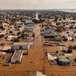 chuvas-no-rs:-moradores-de-canoas-seguem-ilhados-e-pedem-comida-e-agua-a-militares