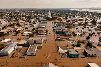 chuvas-no-rs:-moradores-de-canoas-seguem-ilhados-e-pedem-comida-e-agua-a-militares