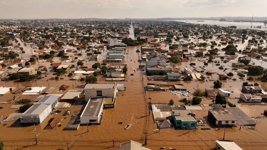 chuvas-no-rs:-moradores-de-canoas-seguem-ilhados-e-pedem-comida-e-agua-a-militares