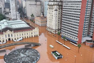 enchentes-no-rio-grande-do-sul:-prefeitura-desliga-casa-de-bombas-e-pede-evacuacao-de-bairros