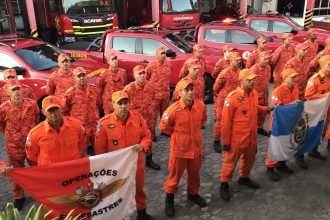 chuvas-no-rs:-corpo-de-bombeiros-e-policia-civil-do-rj-reforcam-operacao-de-resgate