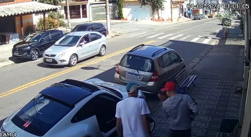 video:-ladroes-roubam-porsche-no-abc-paulista-durante-o-dia