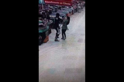 video:-mulher-e-jogada-ao-chao-durante-assalto-dentro-de-supermercado-na-grande-sp