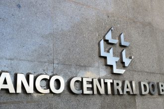 com-alta-do-dolar-e-dos-gastos-publicos,-bc-avalia-subir-juros