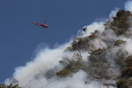 fogo-atinge-vegetacao-na-comunidade-pavao-pavaozinho,-no-rio