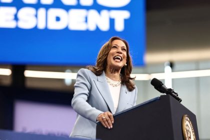 kamala-harris-silencia-gritos-de-“prisao-a-trump”-em-comicio