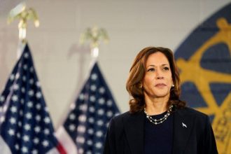 kamala-harris-defende-seu-historico-nas-fronteiras-em-comicio-no-arizona