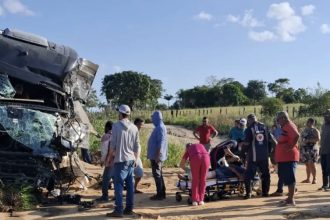 acidente-entre-tres-carretas-na-br-101-deixa-um-motorista-ferido