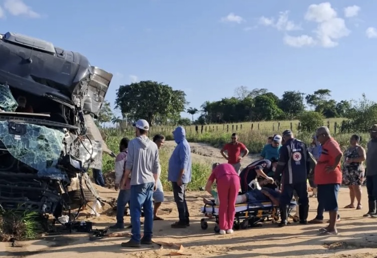 acidente-entre-tres-carretas-na-br-101-deixa-um-motorista-ferido