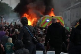 mais-de-mil-pessoas-sao-presas-apos-protestos-no-reino-unido,-diz-policia