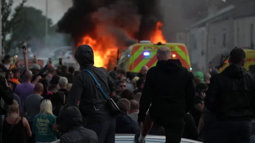 mais-de-mil-pessoas-sao-presas-apos-protestos-no-reino-unido,-diz-policia