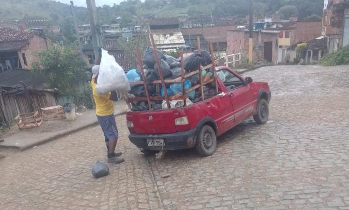 ibirapitanga:-enquanto-a-prefeitura-ja-gastou-1000.000,00-esse-ano-no-distrito-de-itamarati,-veja-so-o-carro-que-transporta-o-lixo