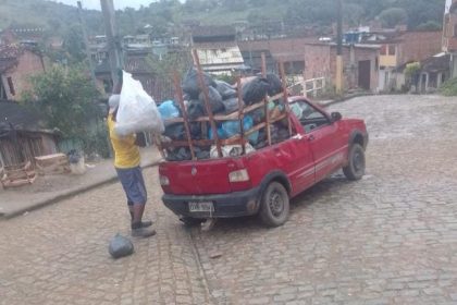 ibirapitanga:-enquanto-a-prefeitura-ja-gastou-1000.000,00-esse-ano-no-distrito-de-itamarati,-veja-so-o-carro-que-transporta-o-lixo