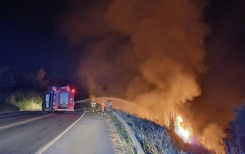 acidente-na-br-101-deixa-caminhoneiro-carbonizado-em-teixeira-de-freitas