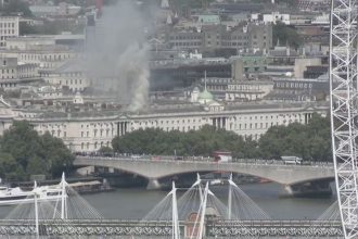 incendio-em-palacio-historico-de-londres-mobiliza-mais-de-100-bombeiros