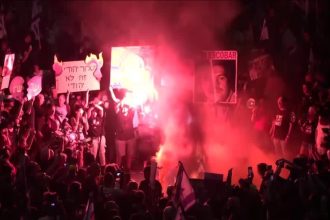 manifestantes-anti-governo-ateiam-fogo-em-tel-aviv-e-pedem-acordo-de-refens