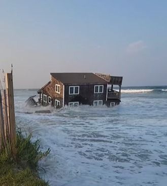 video:-casa-desaba-no-mar-apos-tempestade-ernesto-causar-alta-da-mare-nos-eua