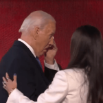 em-clima-de-despedida,-biden-se-emociona-ao-subir-ao-palco-na-convencao-democrata