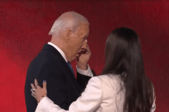 em-clima-de-despedida,-biden-se-emociona-ao-subir-ao-palco-na-convencao-democrata