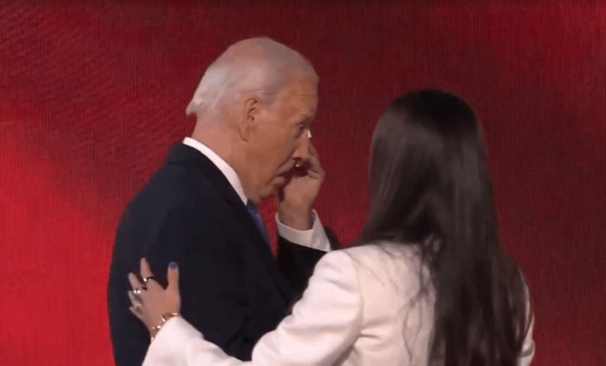 em-clima-de-despedida,-biden-se-emociona-ao-subir-ao-palco-na-convencao-democrata