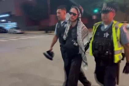 policia-entra-em-confronto-com-manifestantes-perto-do-consulado-de-israel-em-chicago