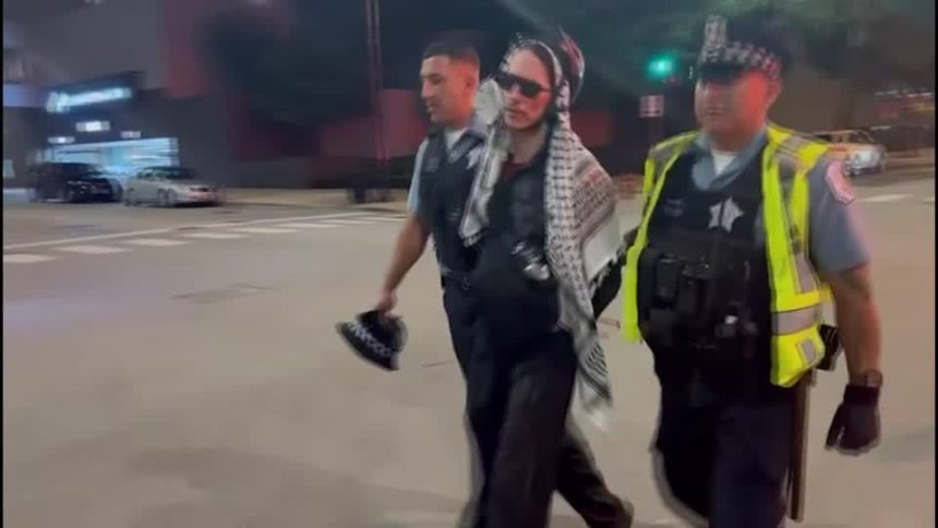 policia-entra-em-confronto-com-manifestantes-perto-do-consulado-de-israel-em-chicago