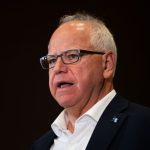 tim-walz-critica-convencao-republicana-e-ataca-donald-trump