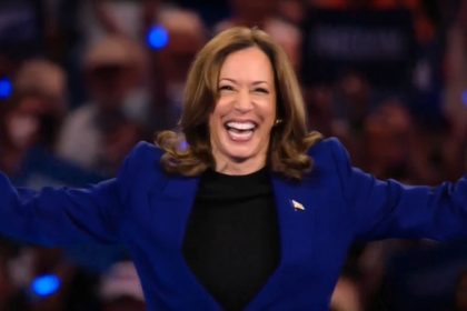 kamala-harris-aceita-simbolicamente-indicacao-democrata-para-disputar-eleicao