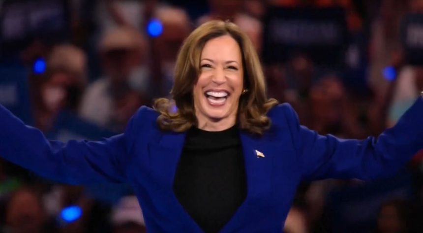 kamala-harris-aceita-simbolicamente-indicacao-democrata-para-disputar-eleicao