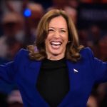 kamala-harris-grava-tiktoks-com-influenciadores-durante-convencao-democrata