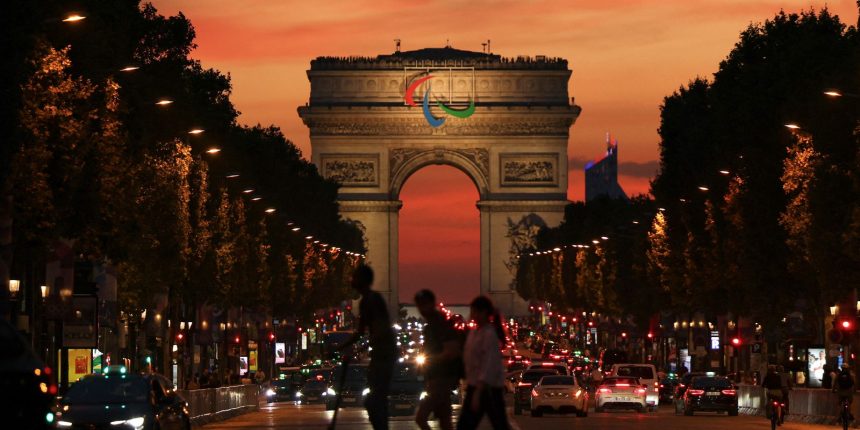 paris-2024:-atletas-brasileiros-comecam-a-chegar-a-vila-paralimpica