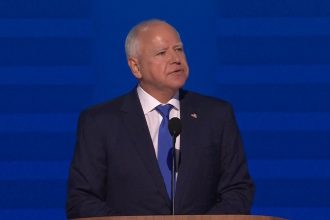 tim-walz-agradece-biden,-fala-sobre-aborto-e-ataca-trump-em-discurso-na-convencao-democrata