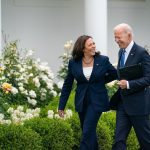 kamala-prestara-homenagem-a-biden-e-mae-em-discurso-na-convencao-democrata-hoje