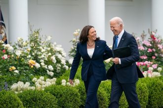 kamala-prestara-homenagem-a-biden-e-mae-em-discurso-na-convencao-democrata-hoje