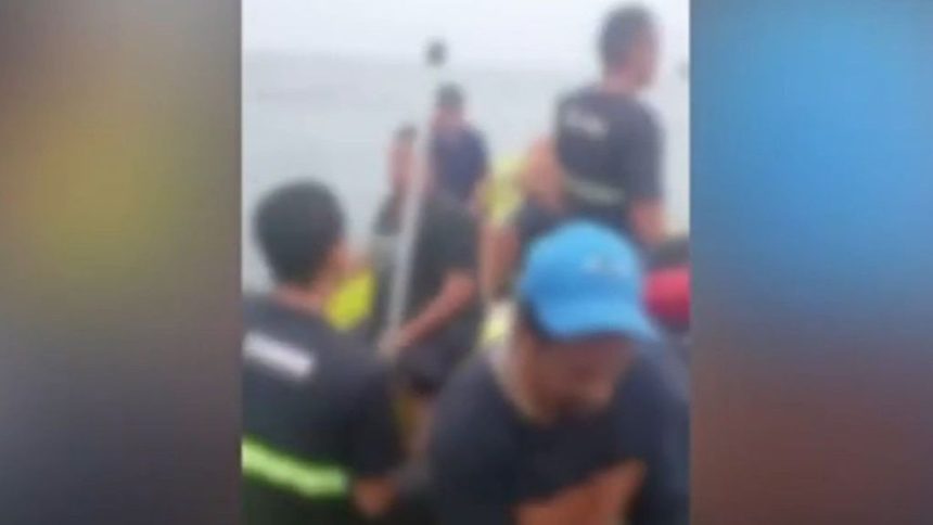 bote-naufraga-com-cinco-pessoas-no-litoral-de-sao-paulo;-veja-video