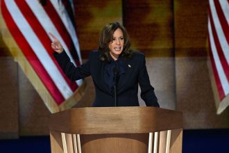 kamala-diz-que-trump-levou-“multidao-armada”-para-ataque-ao-capitolio-dos-eua