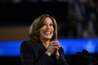 kamala-harris-diz-que-seu-unico-cliente-e-“o-povo”;-o-de-trump,-e-“ele-proprio”