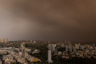 incendio-de-grandes-proporcoes-atinge-canavial-e-nuvem-de-fumaca-“engole”-ribeirao-preto-(sp)