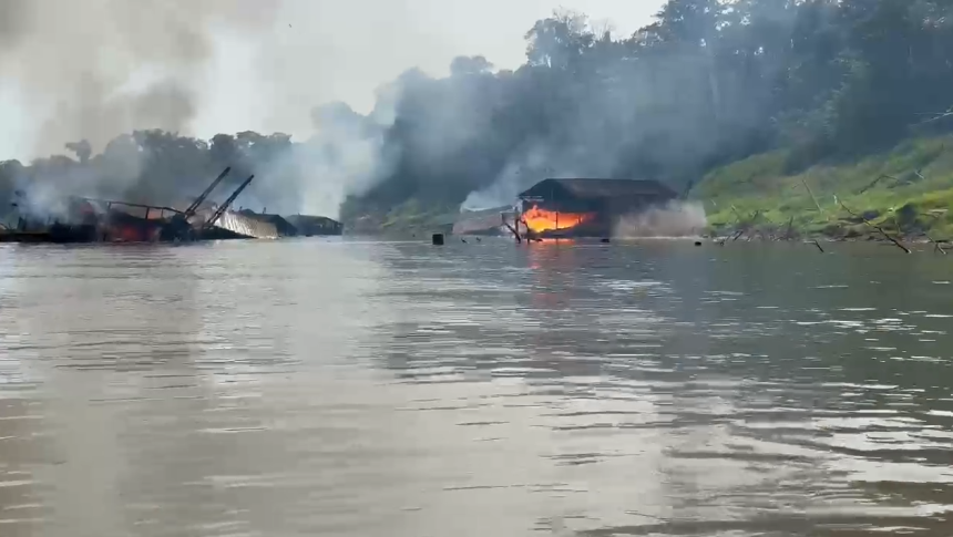 operacao-de-combate-ao-garimpo-destroi-420-balsas-usadas-pelo-crime-no-amazonas