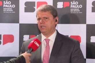 tarcisio-de-freitas-a-cnn:-48-cidades-de-sp-estao-em-alerta-para-queimadas