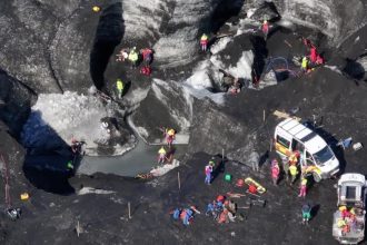 caverna-de-gelo-desmorona-na-islandia;-um-turista-morreu