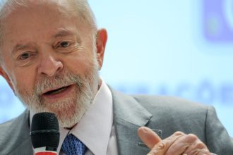 lula-critica-privatizacoes-de-empresas-publicas-em-visita-a-telebras