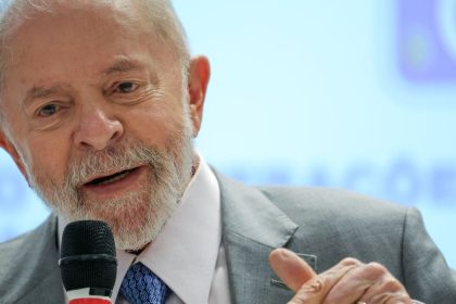 lula-critica-privatizacoes-de-empresas-publicas-em-visita-a-telebras