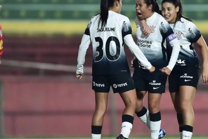 brasileiro-feminino:-corinthians-derrota-bragantino-e-chega-a-semi