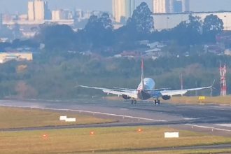 video:-sob-ventania,-boeing-737-max-da-gol-arremete-apos-tocar-pista-em-guarulhos