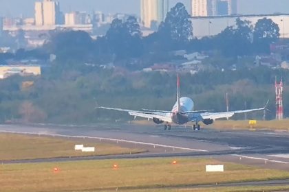 video:-sob-ventania,-boeing-737-max-da-gol-arremete-apos-tocar-pista-em-guarulhos