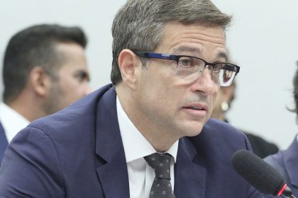 campos-neto-parabeniza-galipolo-por-indicacao-ao-comando-do-bc