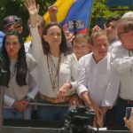 lider-da-oposicao-da-venezuela-participa-de-protesto-marcando-um-mes-da-eleicao